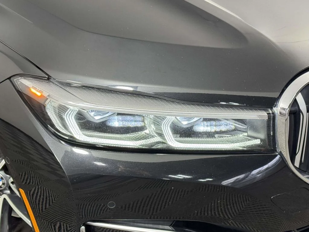 New 2022 Black BMW 750i xDrive image 15