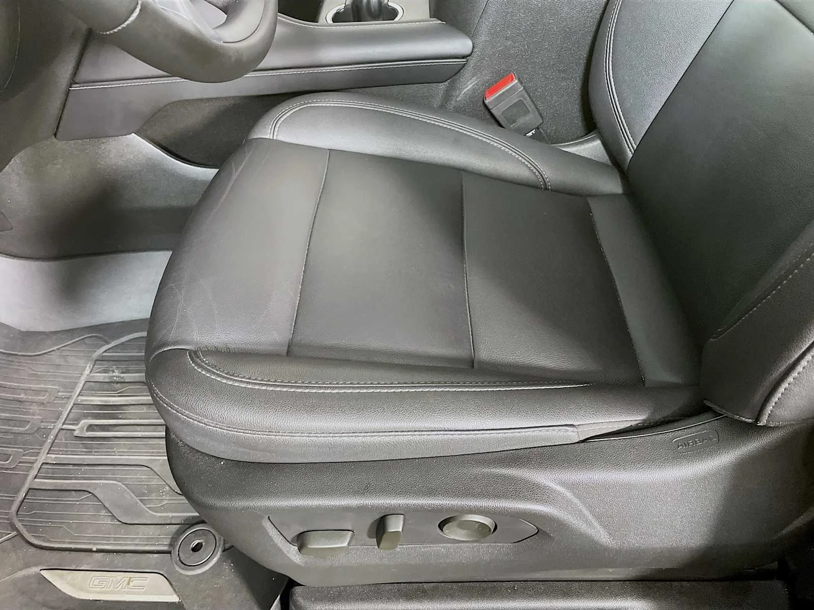 Used 2023 Silver Sage Metallic Chevrolet LT image 18