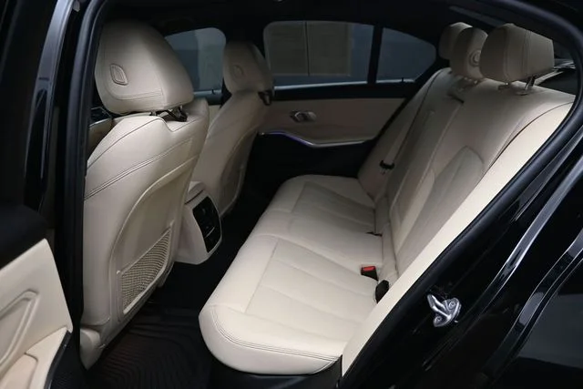 Used 2022 Black BMW 330i image 9