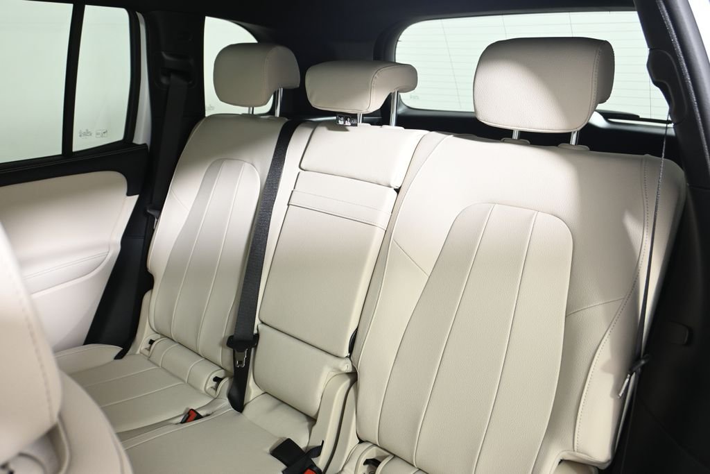 Used 2026 Polar White Mercedes-Benz GLB 250 image 4
