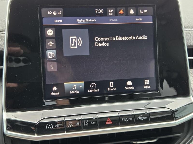 Used 2022 Crystal Metallic JEEP LATITUDE 4X4 image 27