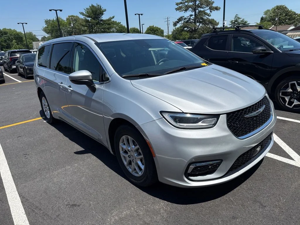 2023 Chrysler Pacifica Touring L's photo