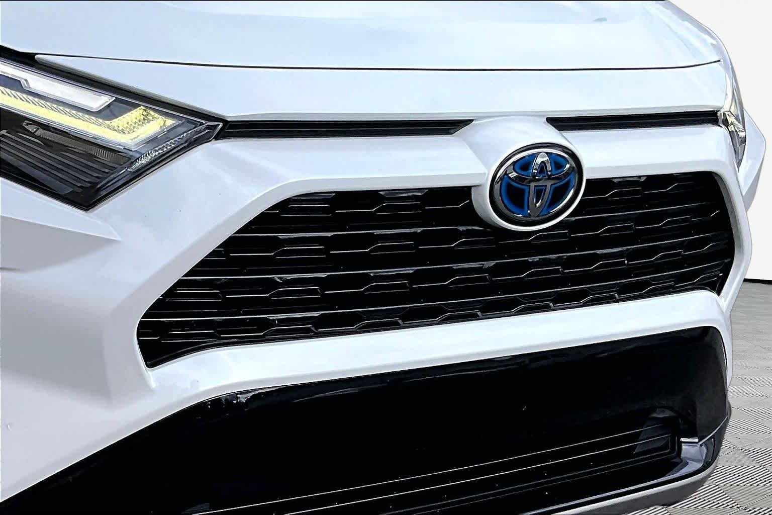 Used 2023 Wind Chill Pearl/Midnight Black Metallic Toyota Hybrid XSE image 30
