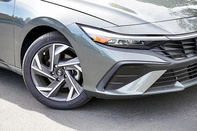 Used 2025 Gray Hyundai SEL Sport image 3
