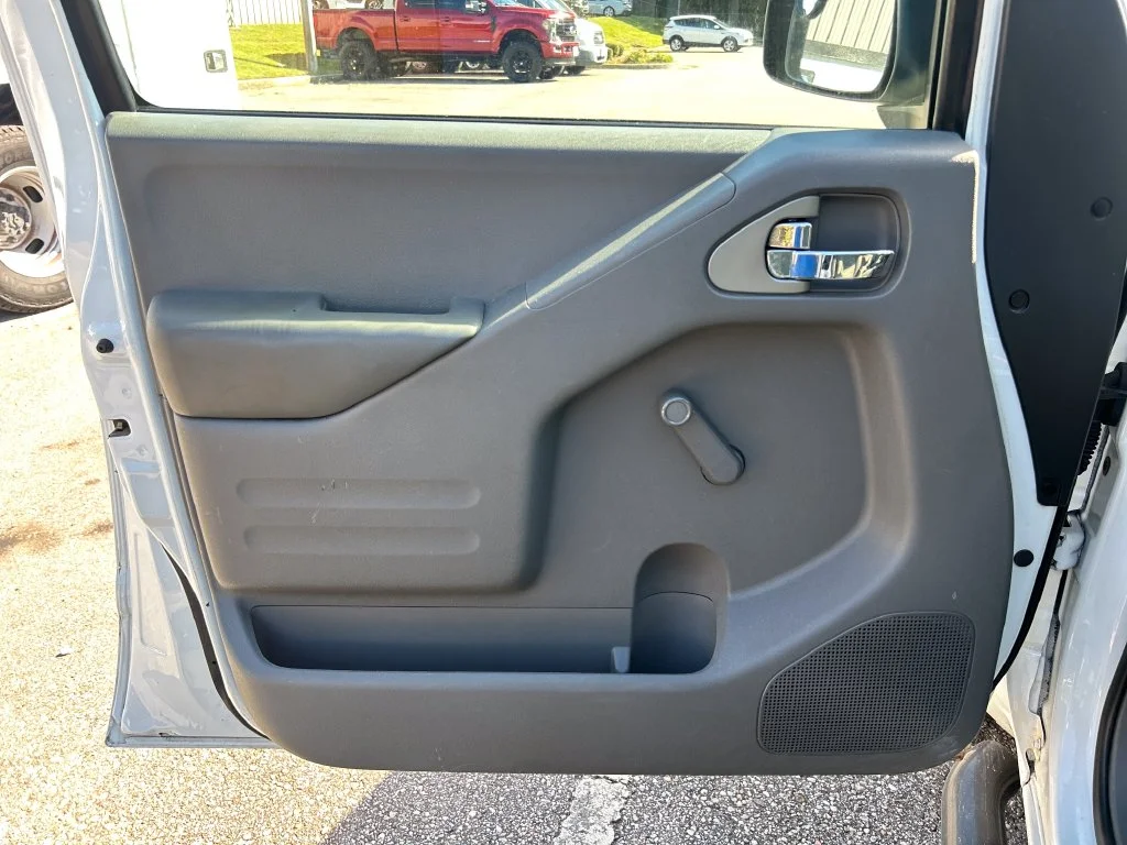 Used 2016  Nissan  image 7