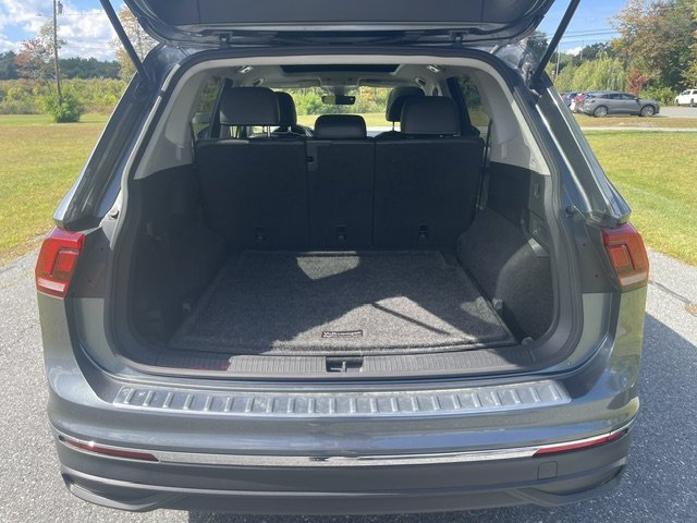 Used 2022 Gray Volkswagen SE image 9