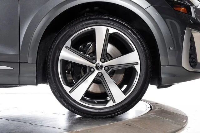 Used 2024 Daytona Gray Pearl Effect Audi 4.0T Prestige image 15