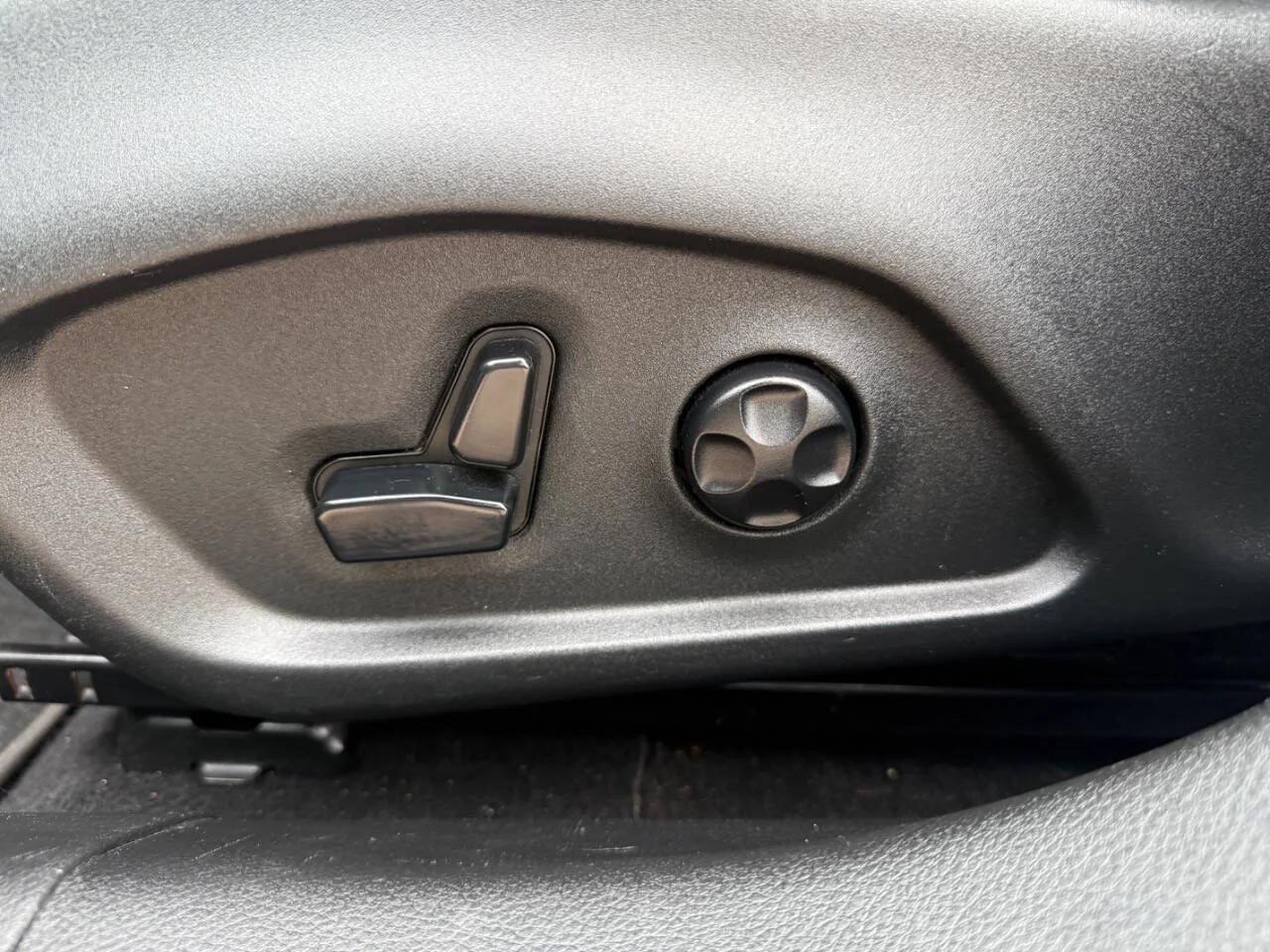 Used 2019 Charcoal Jeep Limited 4x4 4dr SUV image 19
