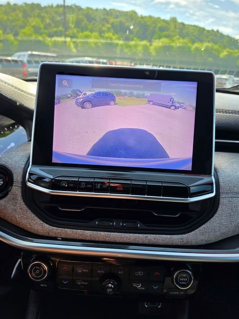 Used 2023 Silver Jeep Latitude image 18