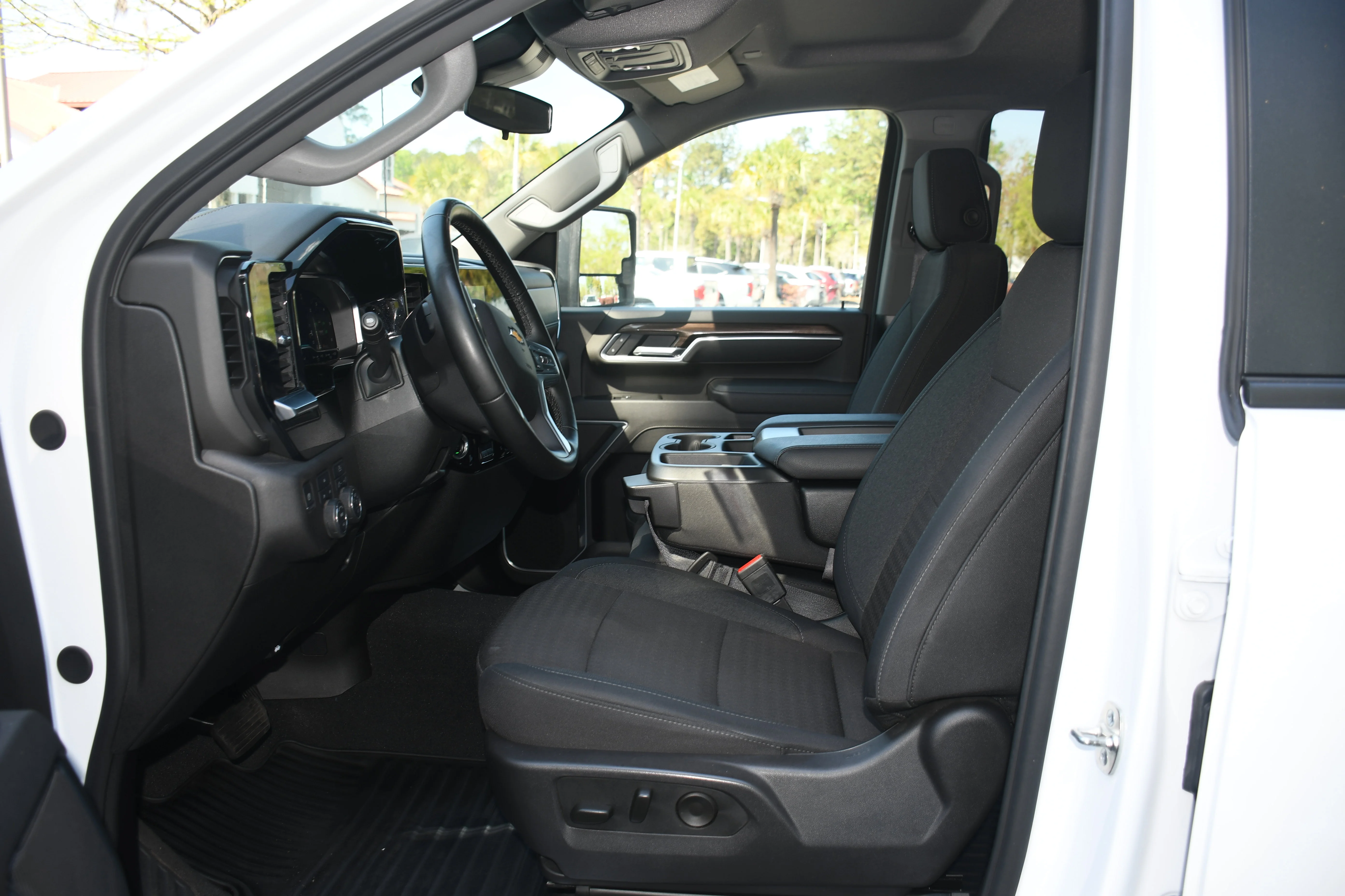 Used 2025 White Chevrolet LT image 7