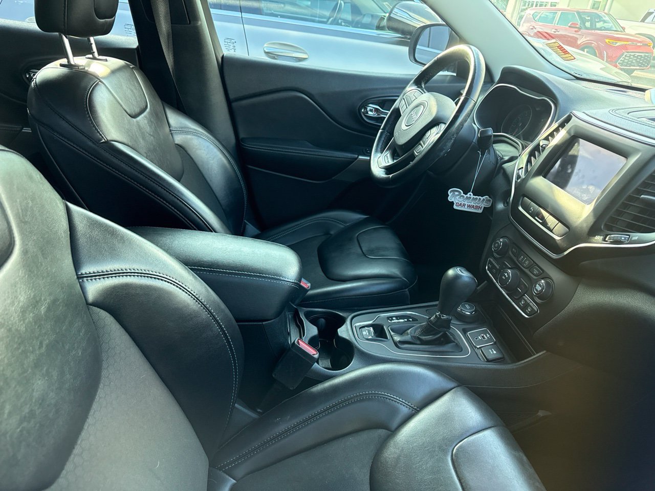 Used 2021 White Jeep Latitude Plus image 3