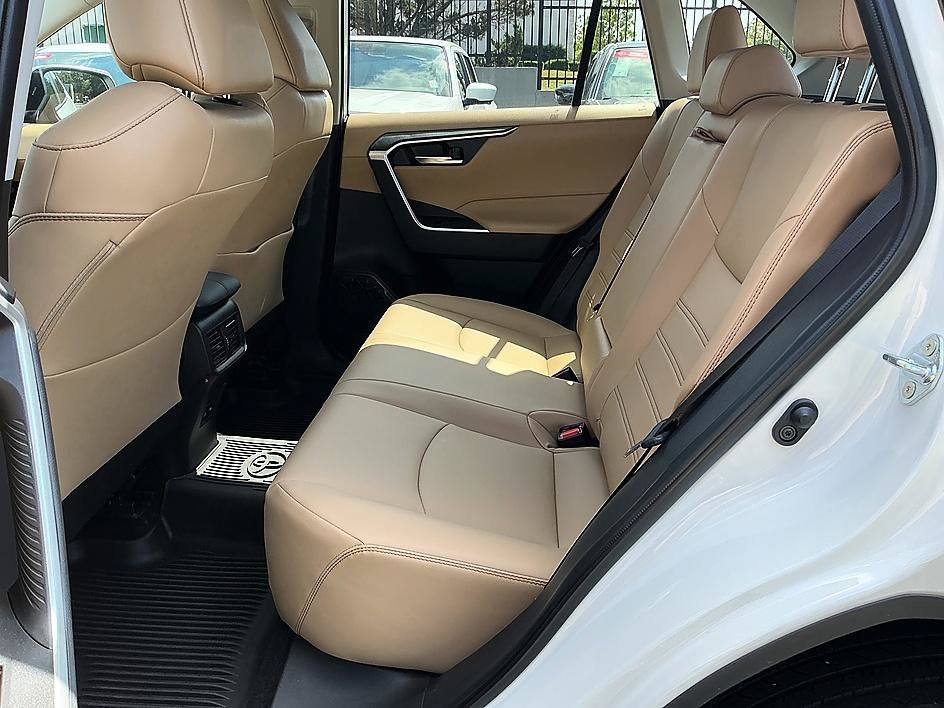Used 2025 Pearl Toyota XLE Premium image 22