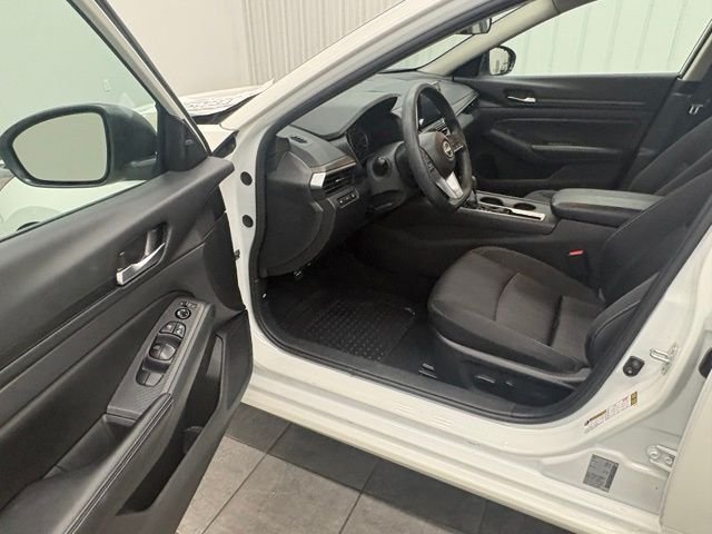 Used 2025 White Nissan 2.5 SV image 12