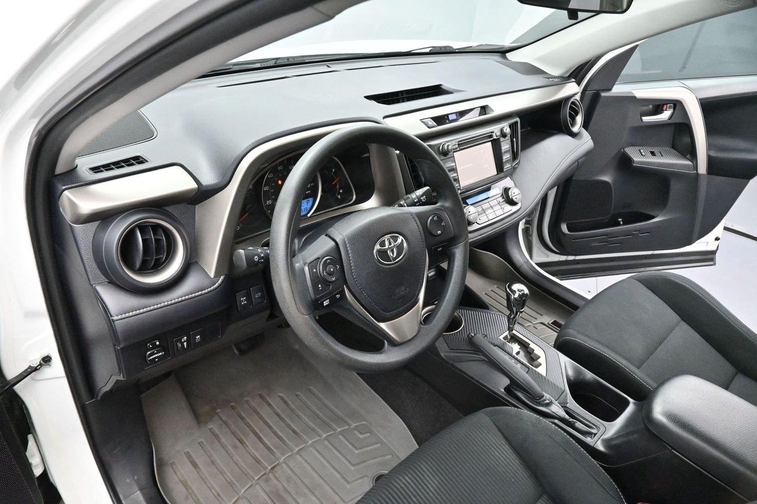 Used 2015 Super White Toyota XLE image 12
