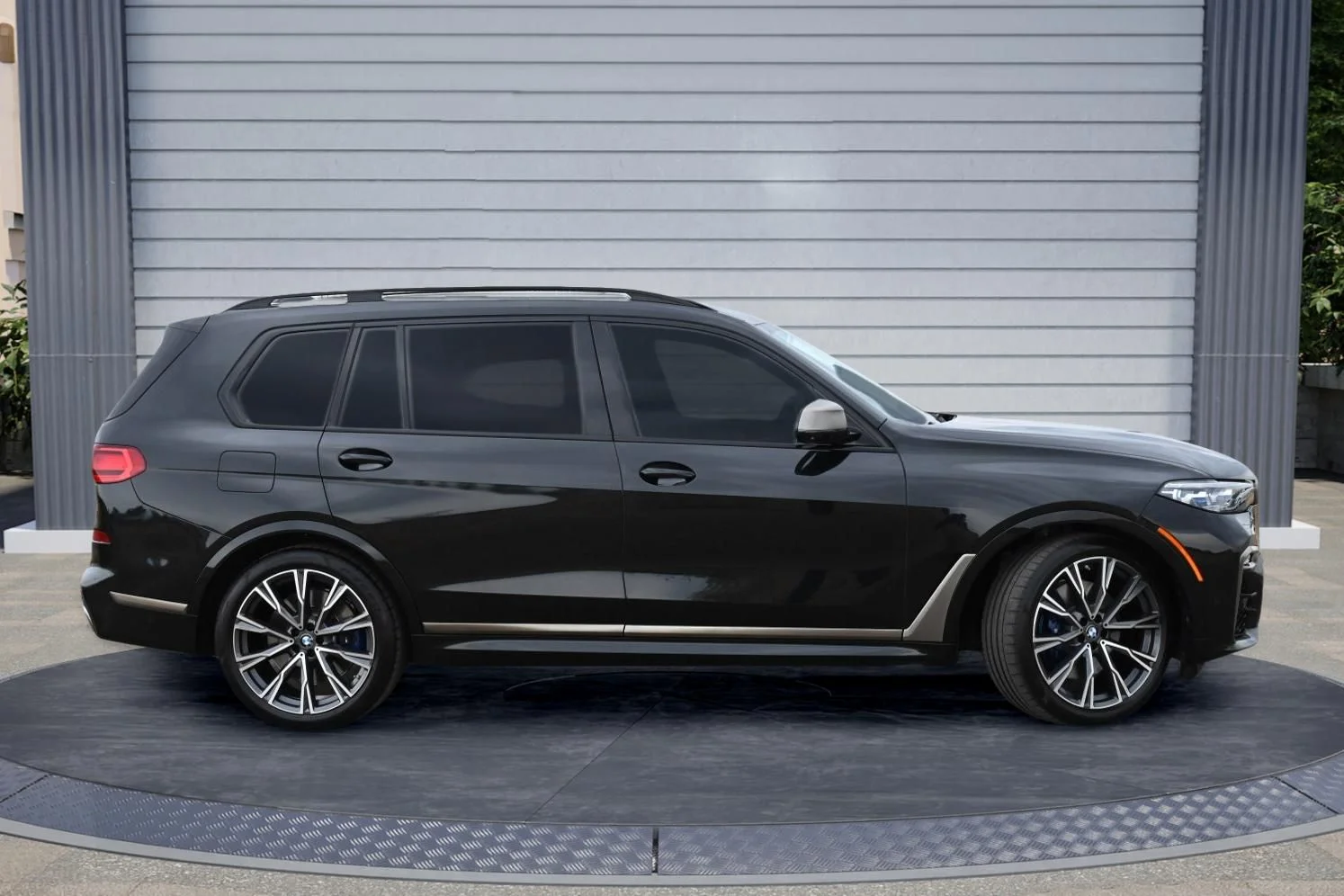 Used 2021 Black Sapphire Metallic BMW M50i image 3