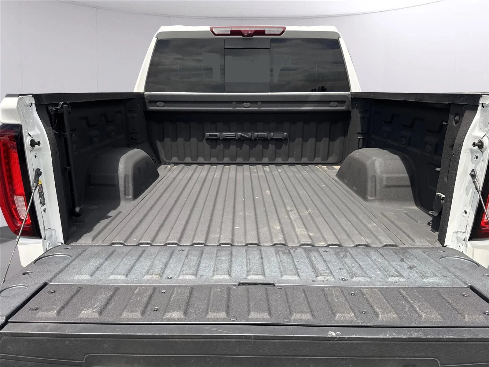 Used 2024 White Frost Tricoat GMC Denali Ultimate image 16