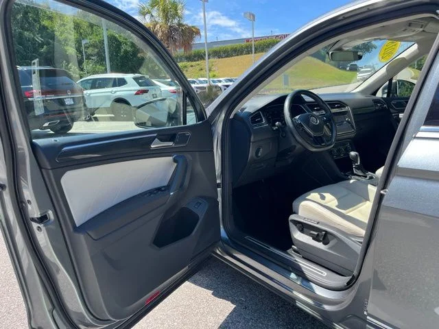 Used 2018 Gray Volkswagen 2.0T SEL Premium image 4