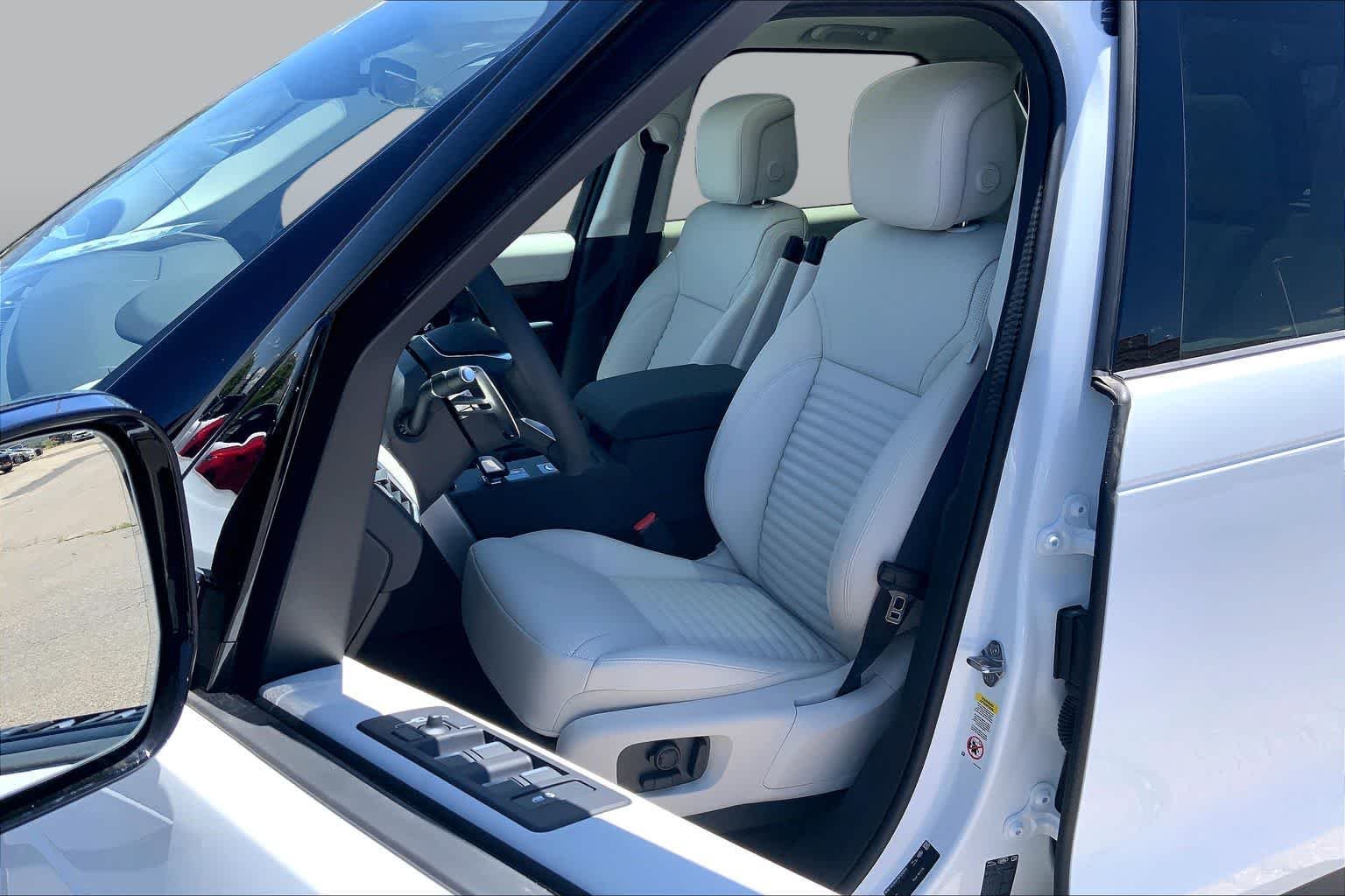 New 2026 Fuji White Land Rover S image 9