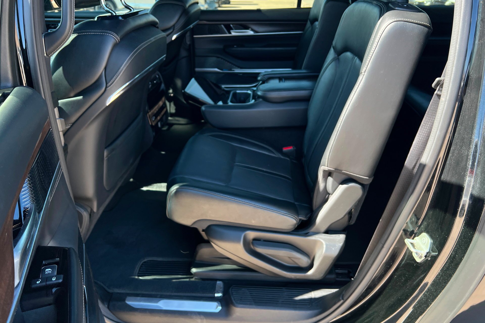 Used 2024 Diamond Black Crystal Pearlcoat Jeep Base image 22