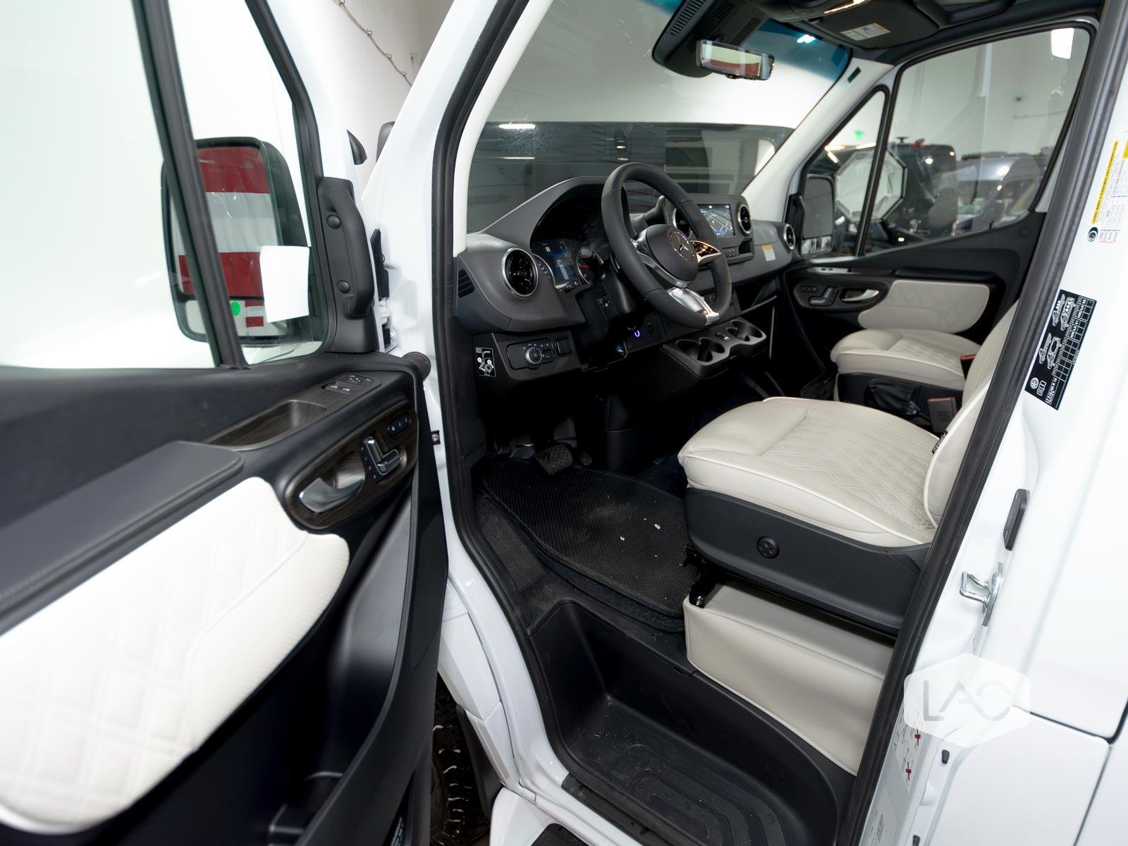 New 2026 Arctic White OGV Luxury Coach AWD (10OBA)10-Pass*ADV Wheel Pkg*PetSafe image 22