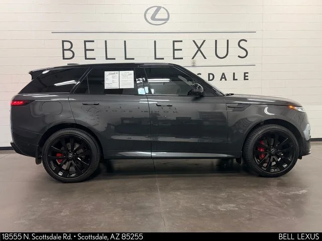 Used 2023  Land Rover SE Dynamic image 3