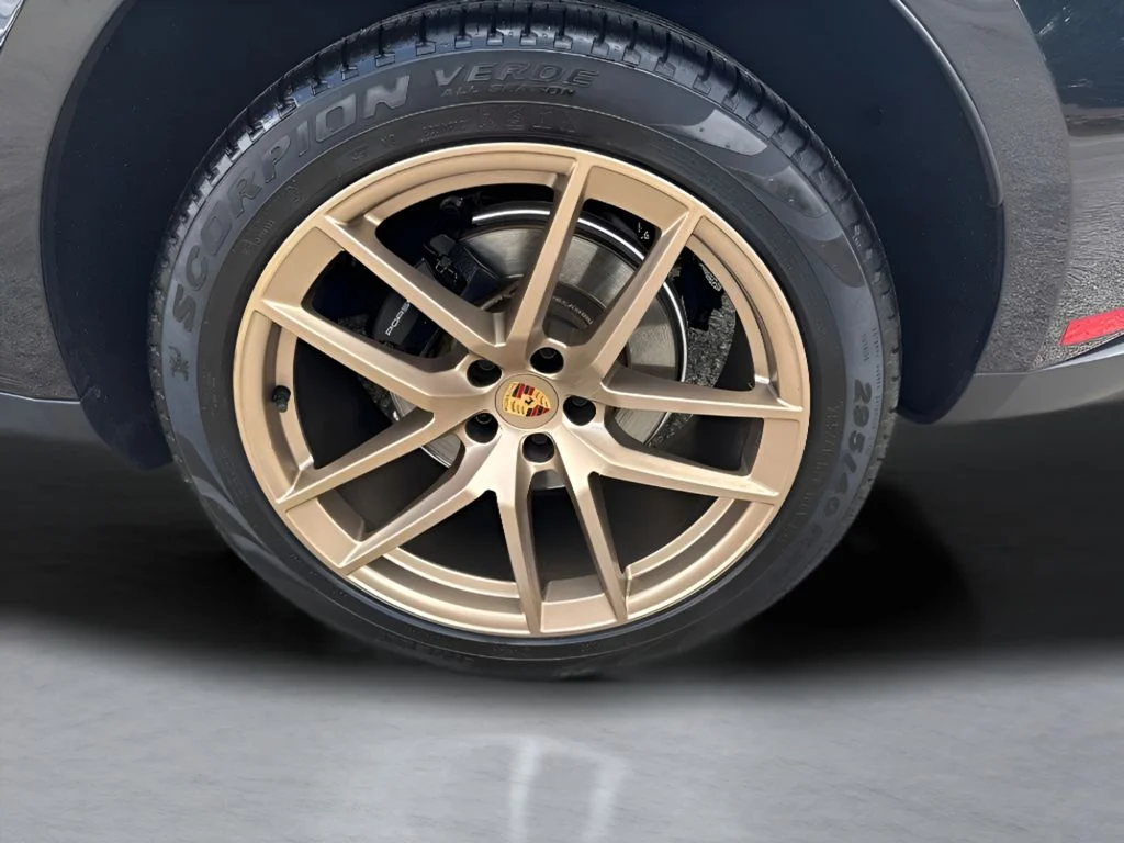 Used 2023  Porsche T image 11
