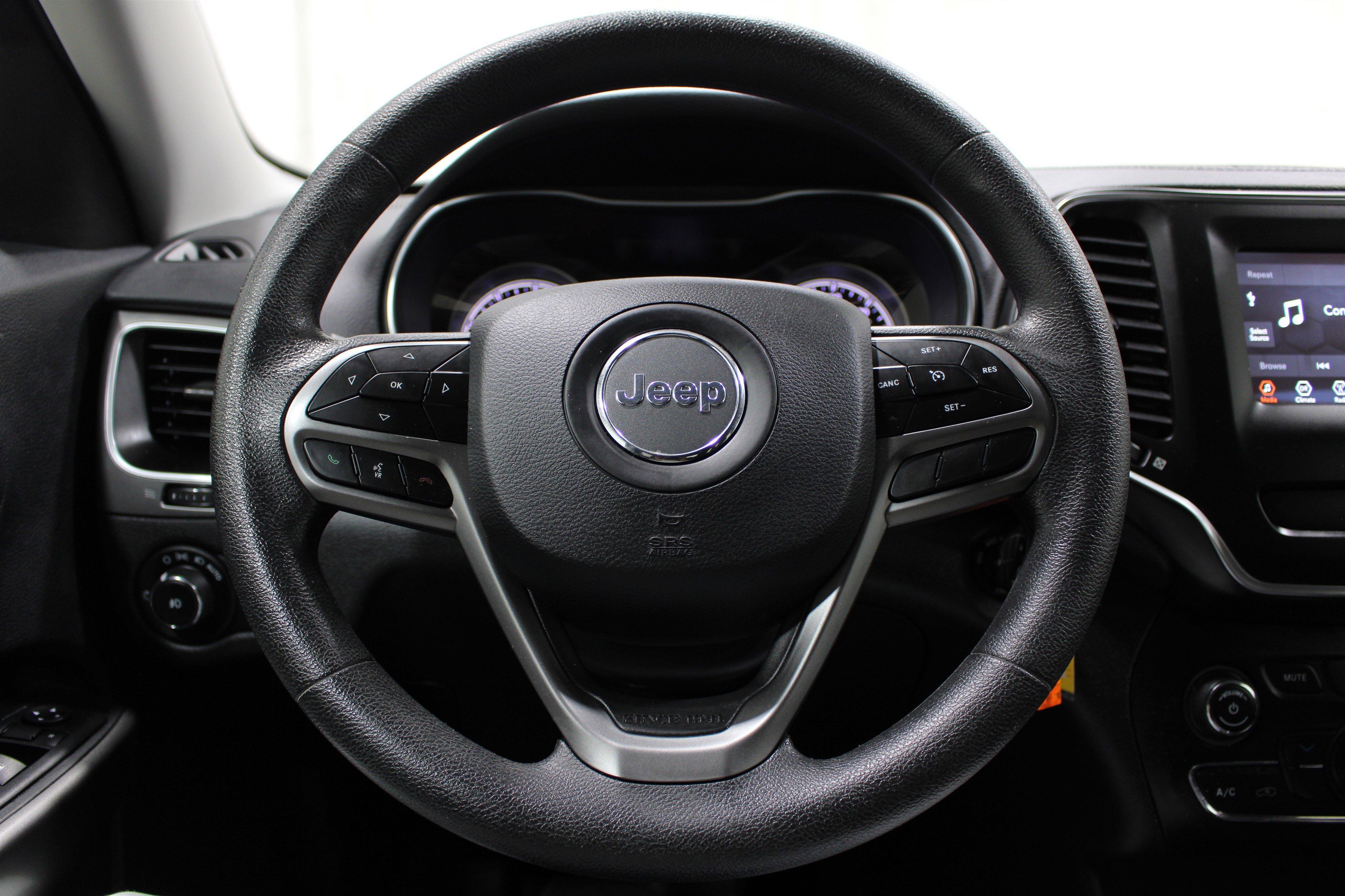 Used 2019 Velvet Red Pearlcoat Jeep Latitude image 9