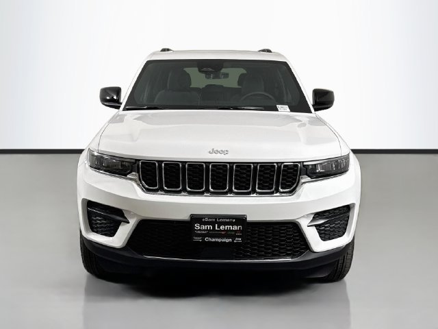 New 2027 Bright White Clear-Coat Paint Jeep Laredo X image 2