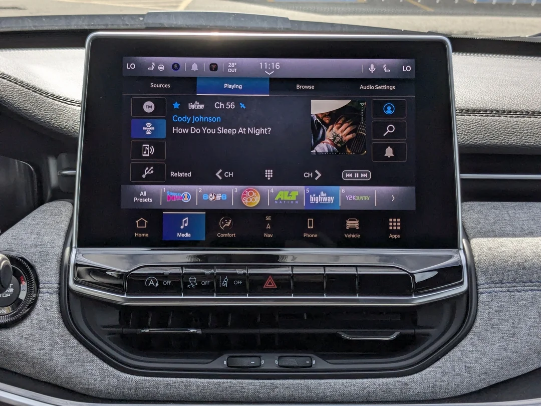 New 2025 White Jeep North - - 4X4 - Heated seats - Forward Collision Warning & More! image 19