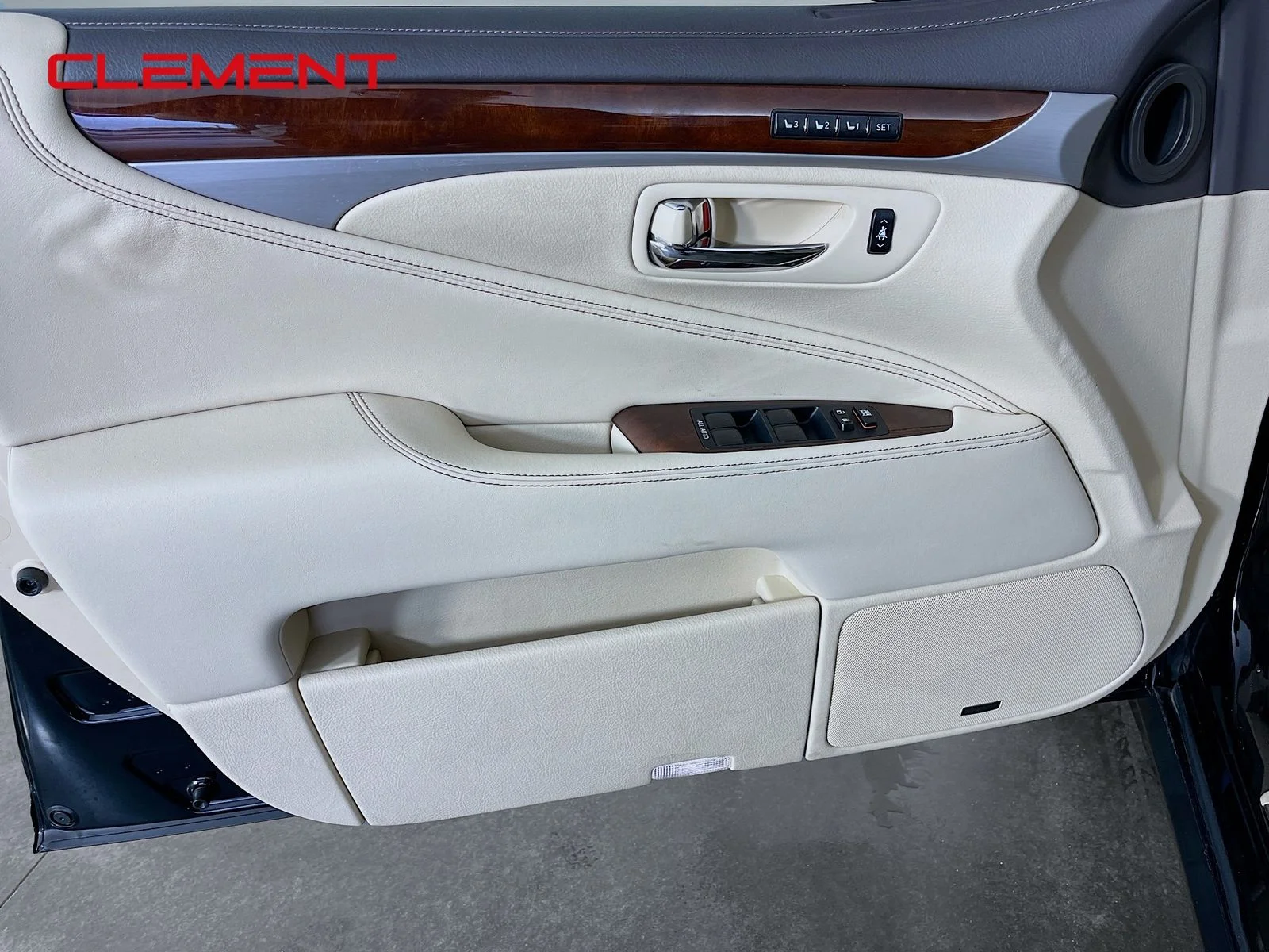 Used 2017 Black Lexus 460 image 27