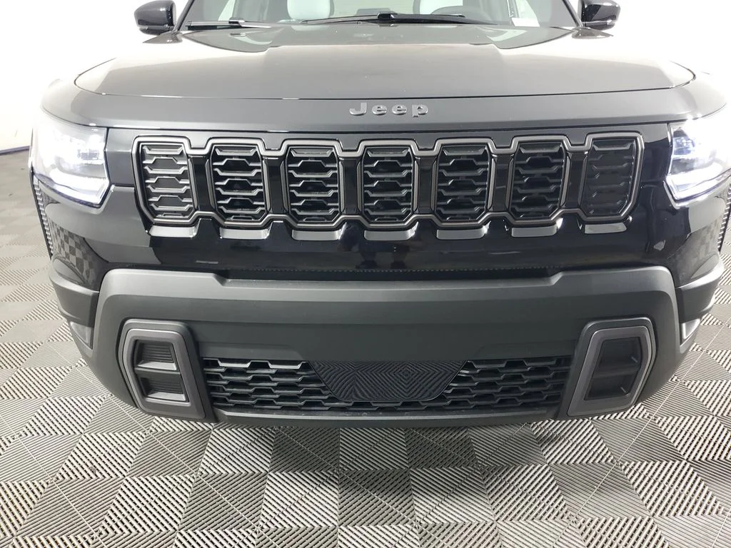 New 2026 Diamond Black Crystal Pearl-Coat Exterior Paint Jeep Limited image 10