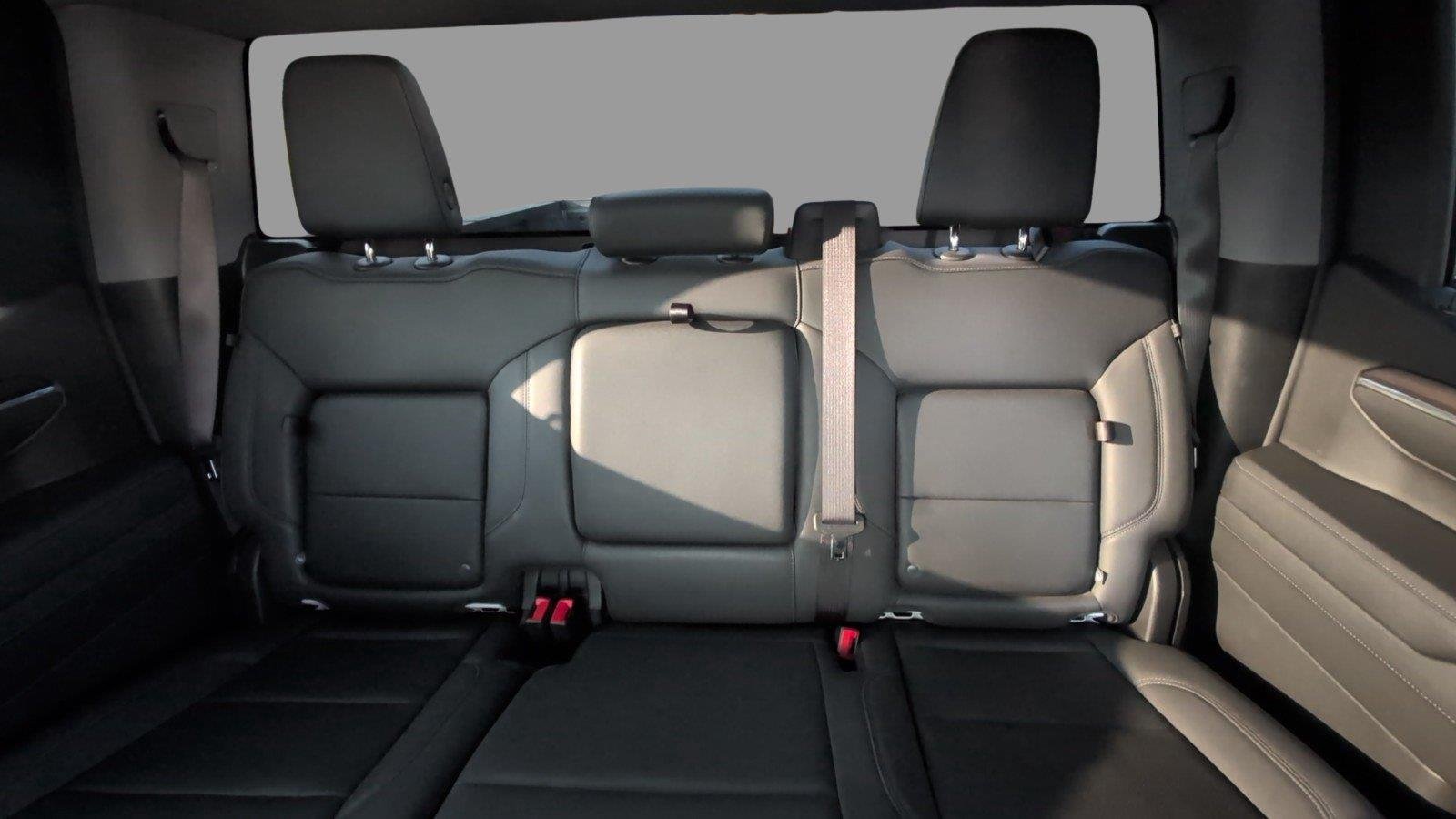 Used 2023 SUMMIT WHITE GMC SLT image 32