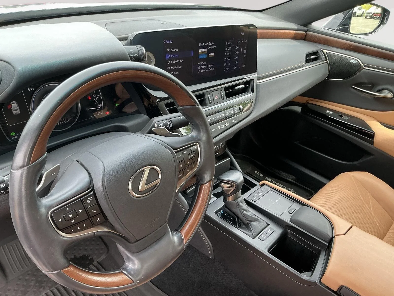 Used 2022 Nightfall Mica Lexus ES 300h Luxury image 13