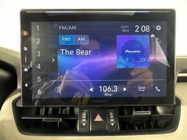 Used 2019 Silver Toyota XLE Premium image 15