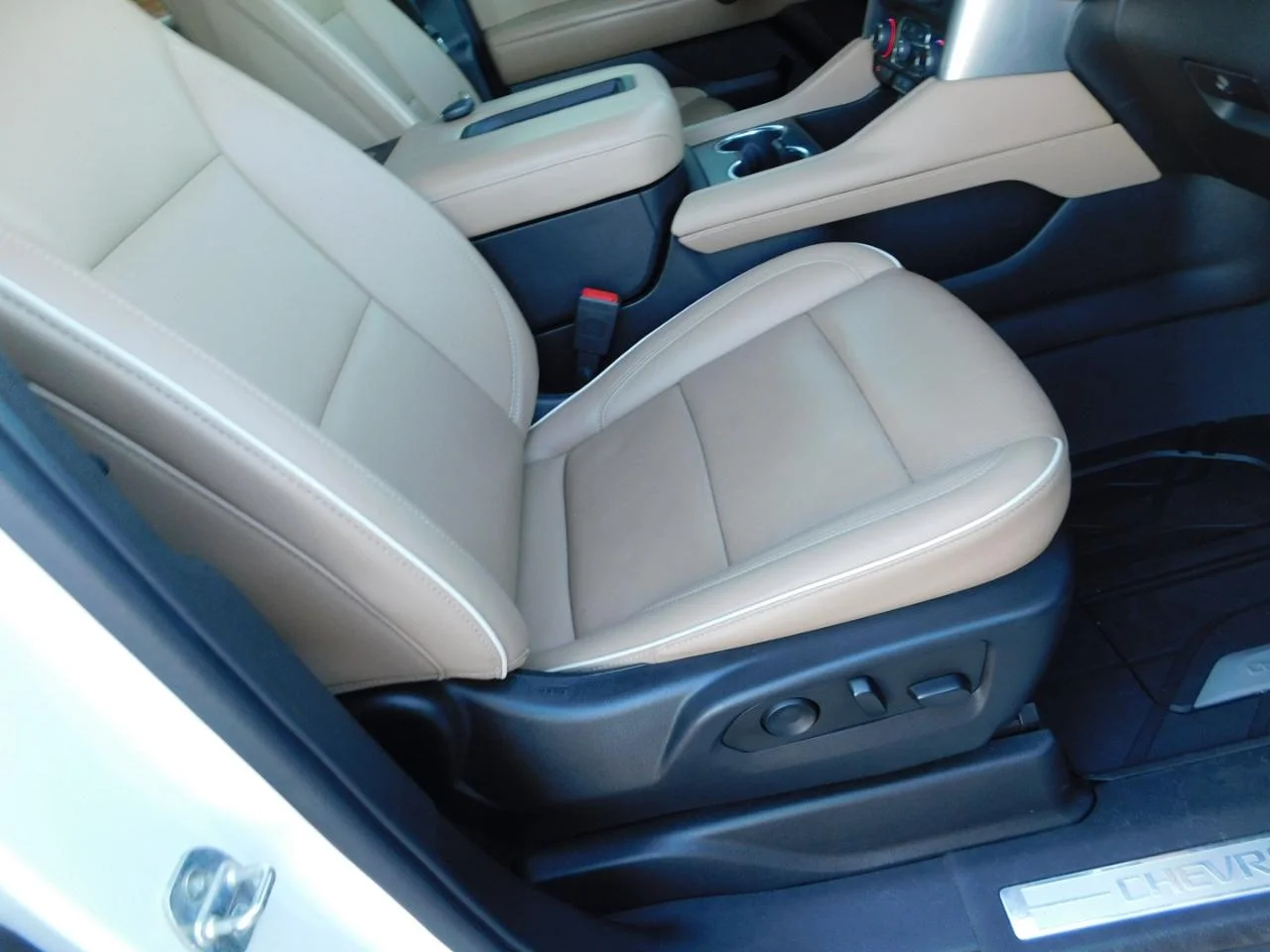 Used 2023 Iridescent Pearl Tricoat Chevrolet 2WD 4DR PREMIER image 20