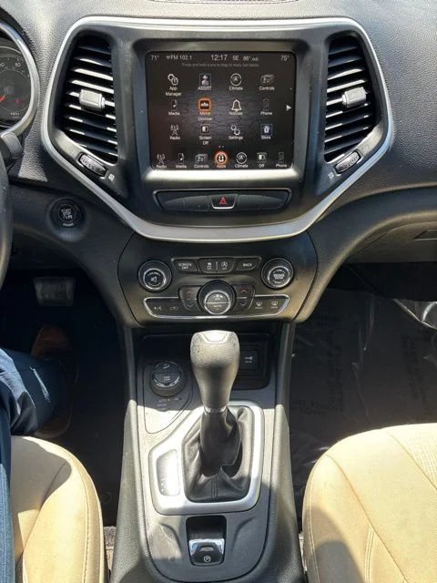 Used 2015 White Jeep Latitude image 12