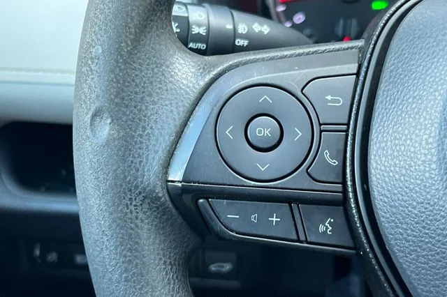 Used 2019 White Toyota XLE image 27