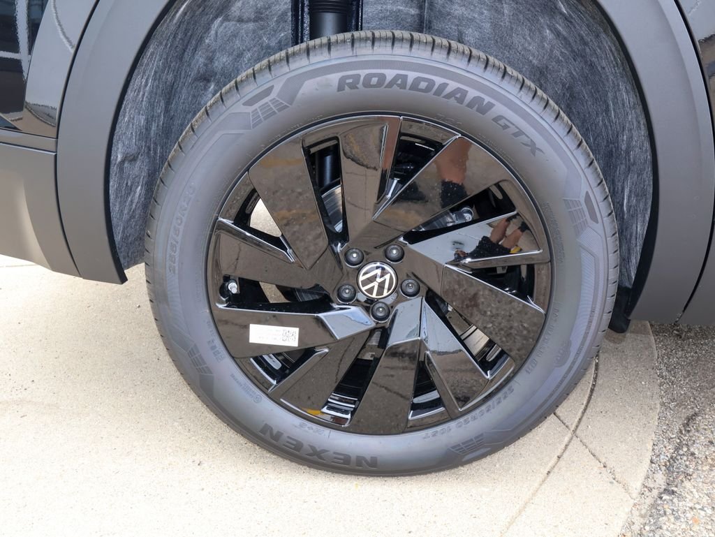 New 2026 Black Volkswagen 2.0T SE w/Technology image 9