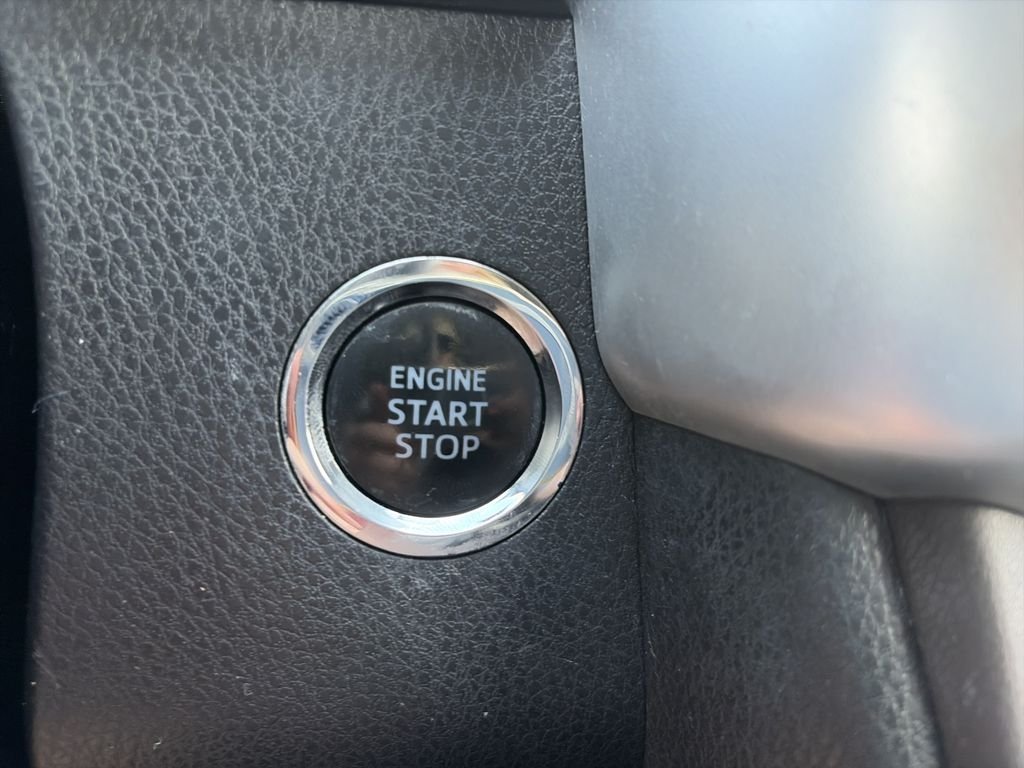 Used 2016 White Toyota XLE V6 image 27