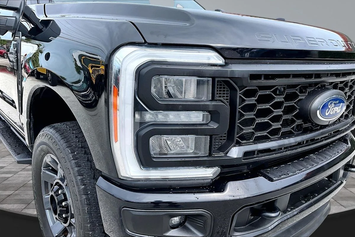 Used 2024  Ford LARIAT image 35