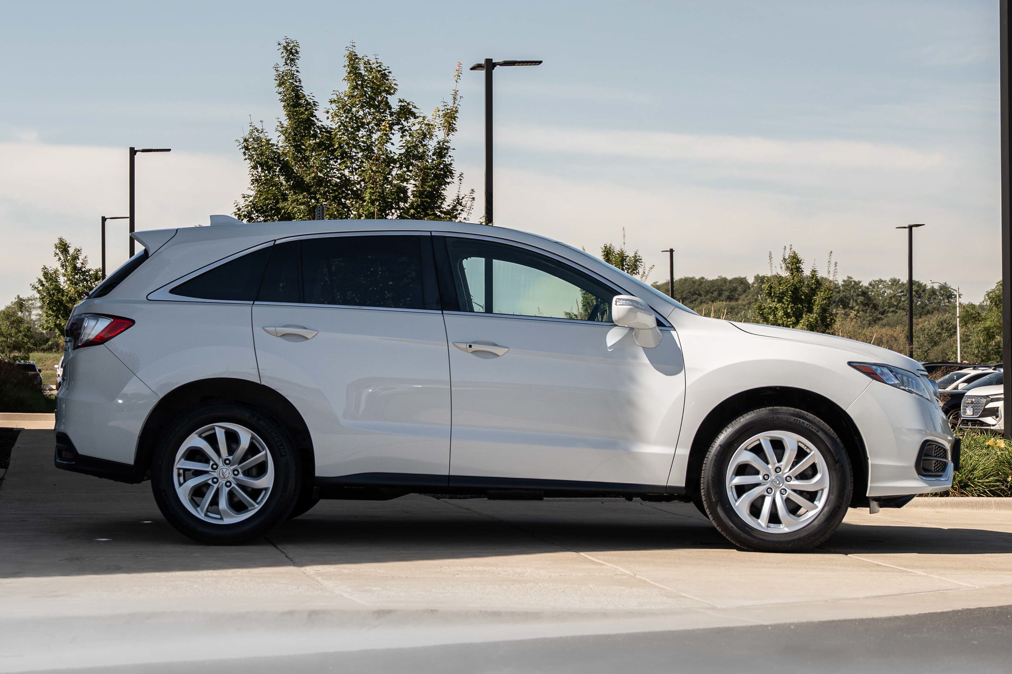 Used 2018 White Diamond Pearl Acura w/Technology Pkg image 3