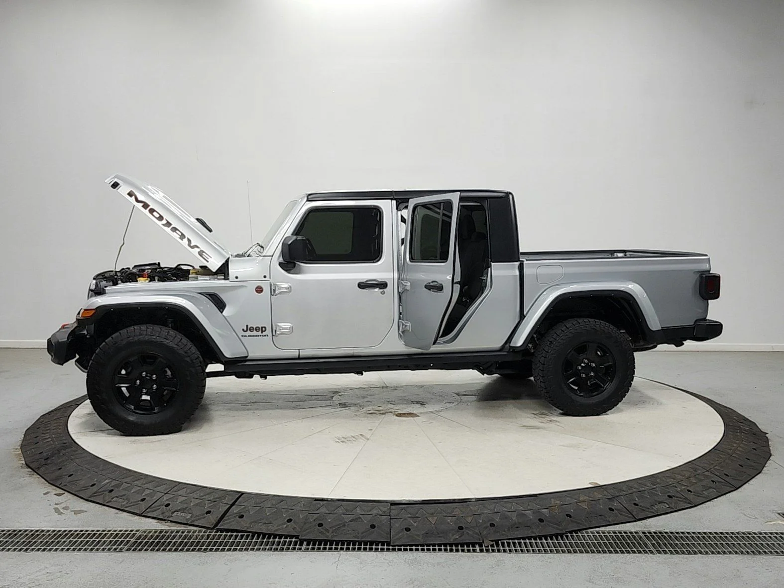 Used 2022 Silver Jeep Mojave image 12