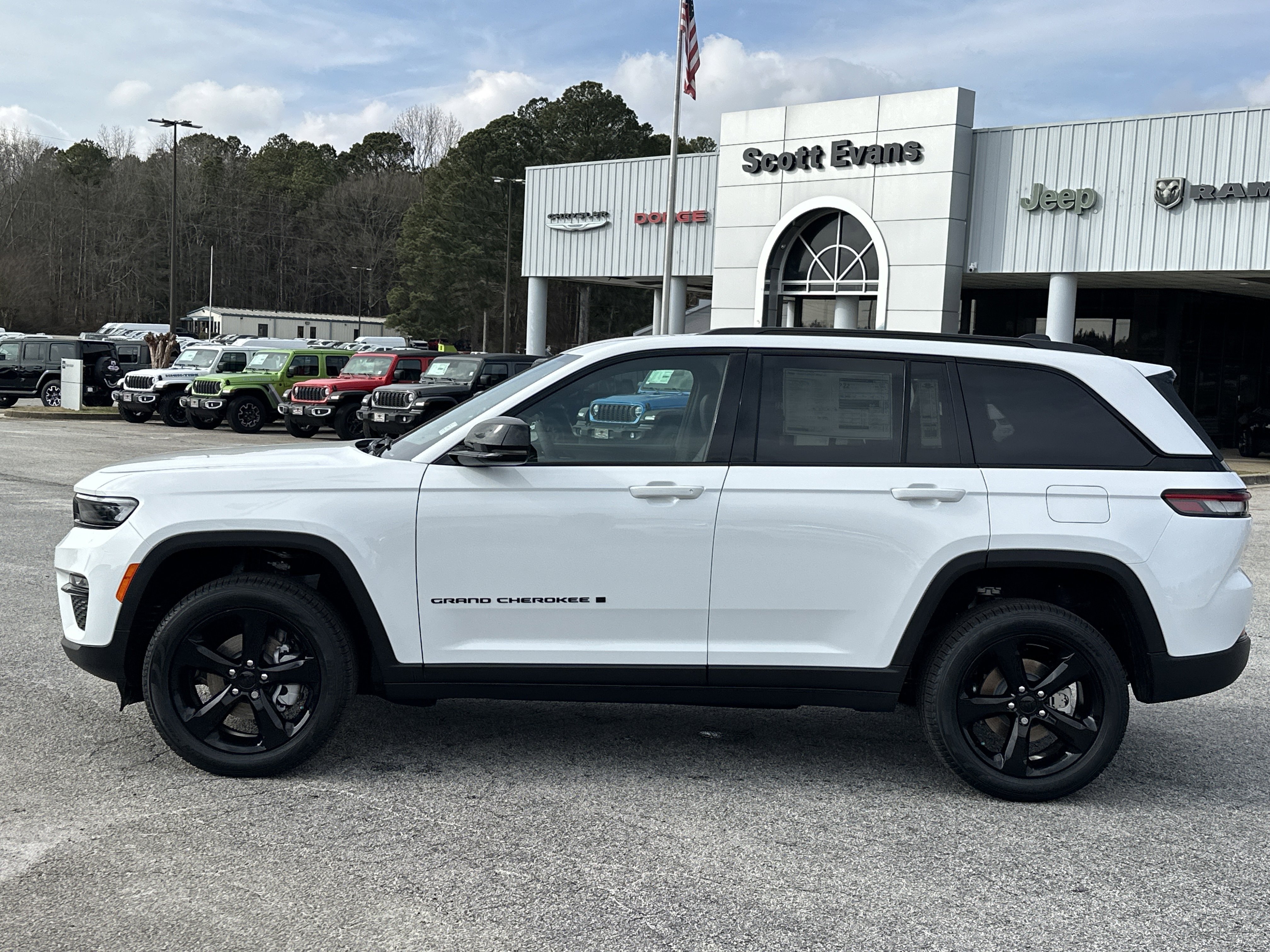 New 2025 Bright White Clear-Coat Exterior Paint Jeep Limited image 5