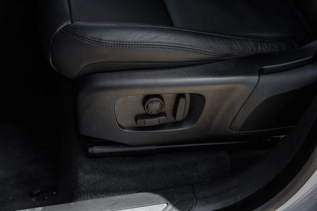 Used 2025  Land Rover Dynamic SE image 41