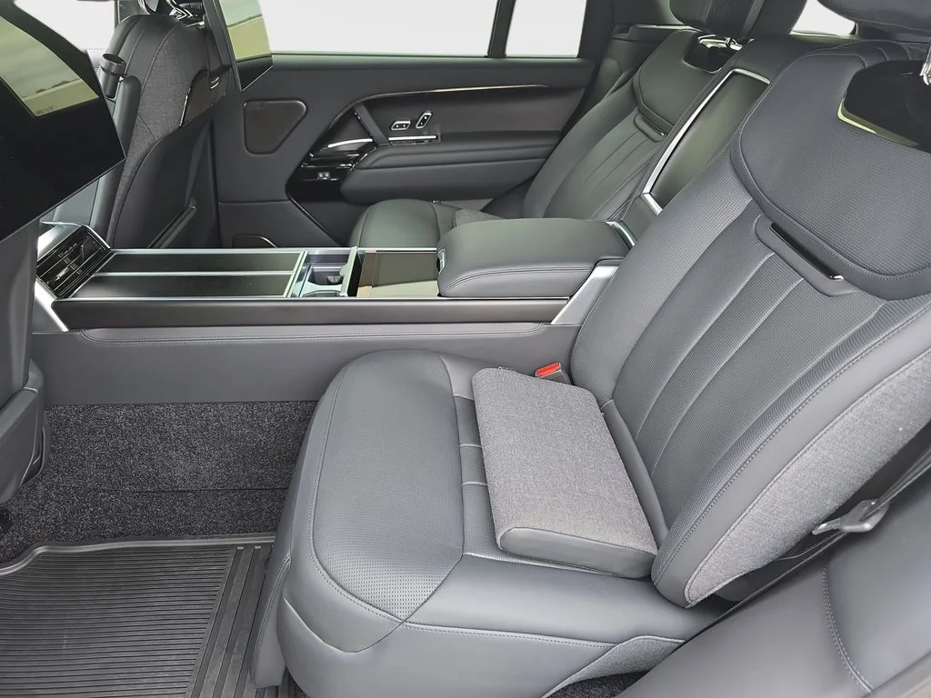 2025 Land Rover Range Rover SV - Photo 15