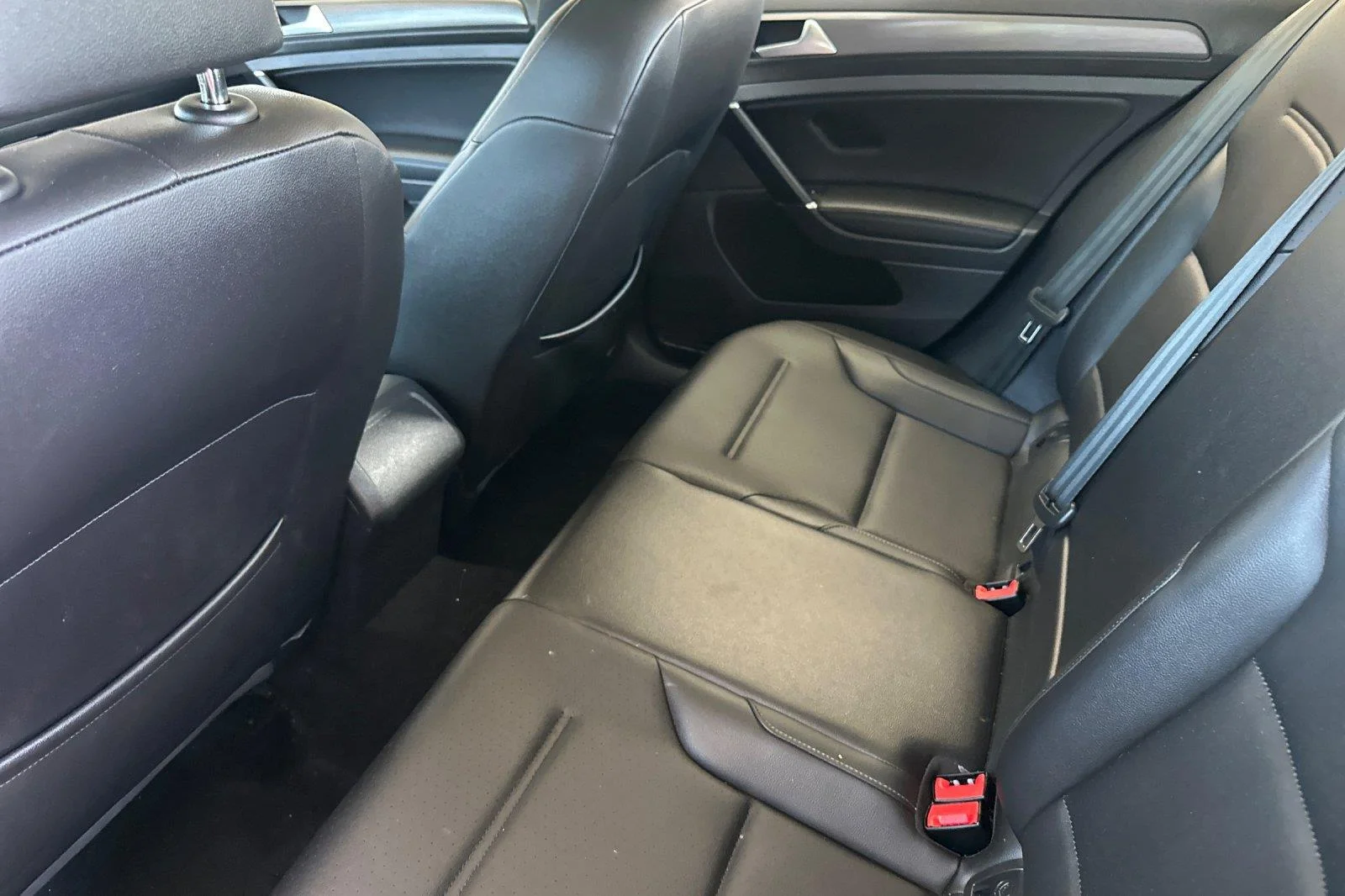 Used 2019 Deep Black Pearl Volkswagen SE image 12