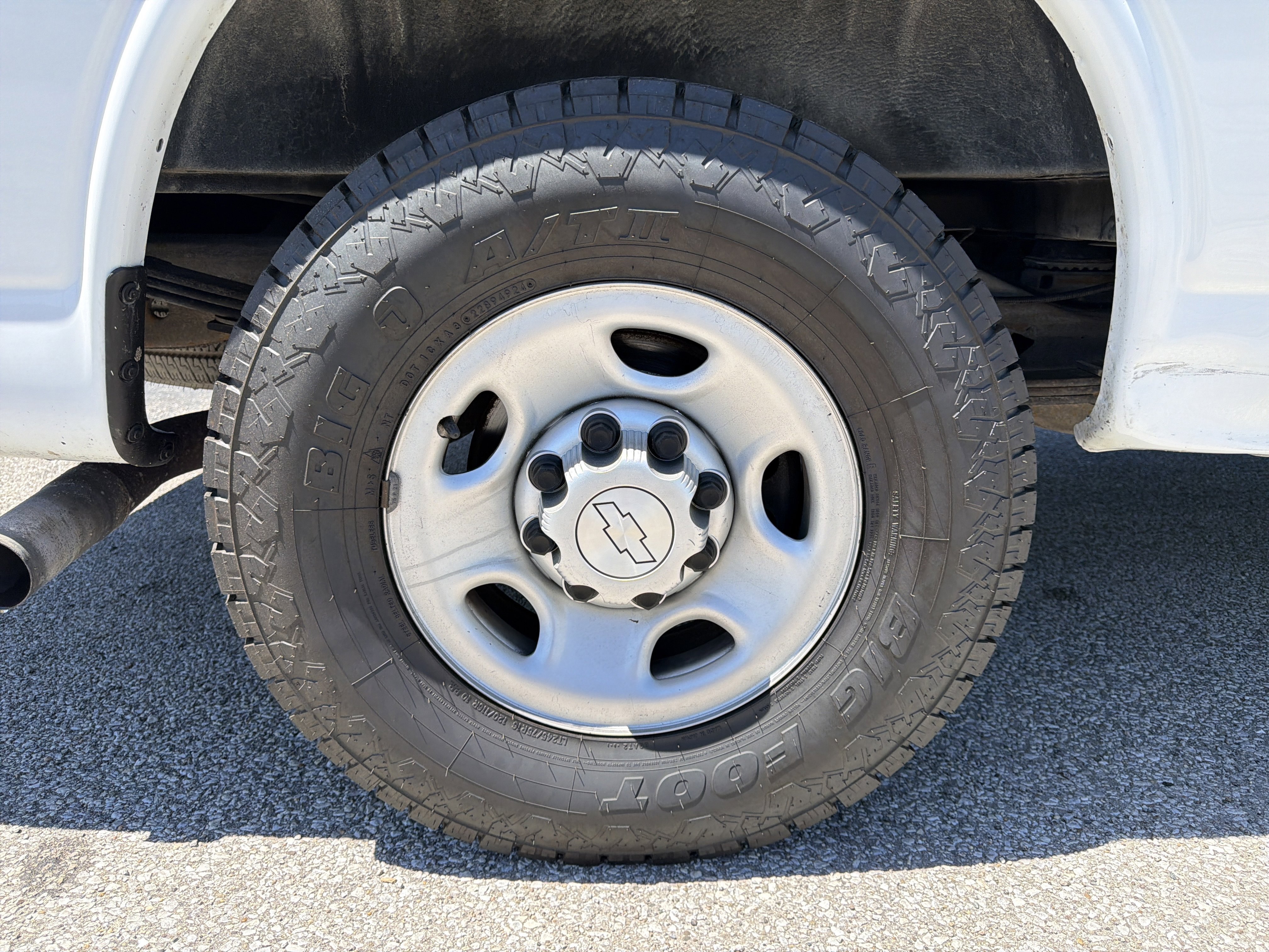 Used 2018 Summit White Chevrolet  image 9