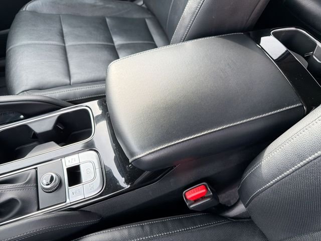 Used 2022 White Kia EX image 25