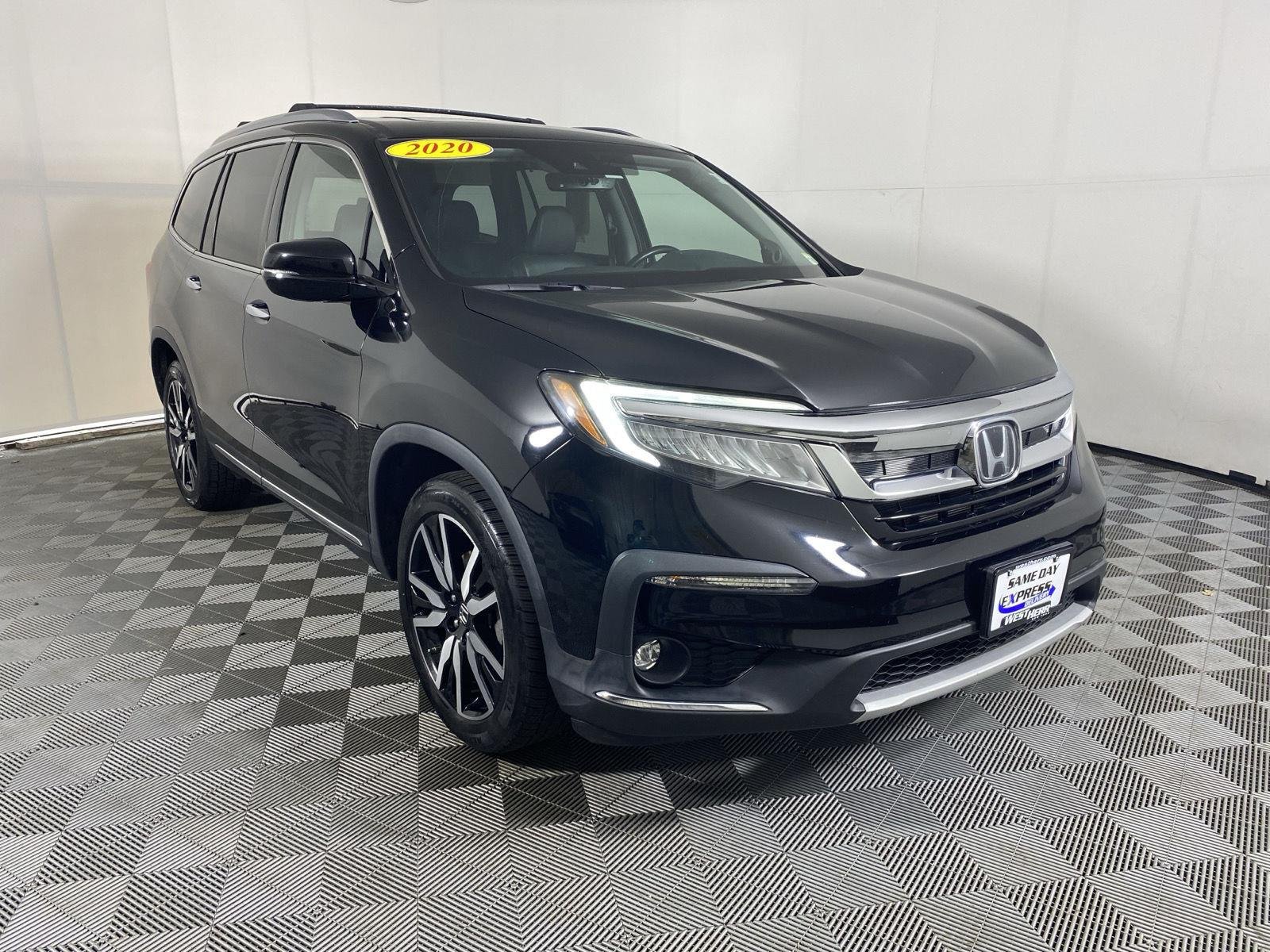 Used 2020 Crystal Black Pearl Honda Touring w/Rear Captain