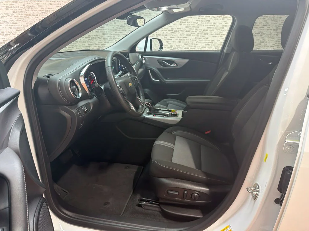 Used 2025 Summit White Chevrolet LT image 18